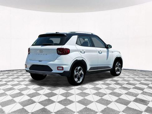 Used 2025 Hyundai Venue Limited image 9