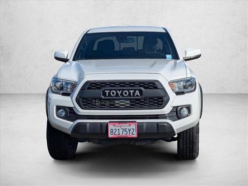 Used 2020 Toyota Tacoma TRD Off-Road image 2