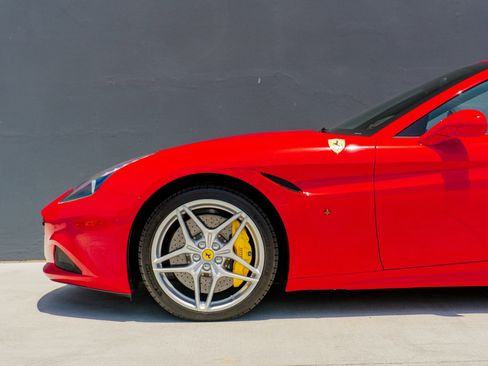 Used 2016 Ferrari California T RWD image 11