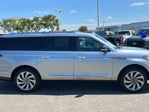 Used 2022 Lincoln Navigator L Reserve AWD/4WD image 2