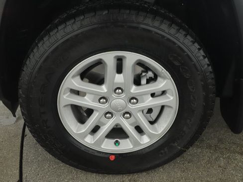 New 2025 Jeep Grand Cherokee Laredo image 7