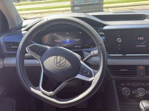 Used 2024 Volkswagen Taos SE image 13