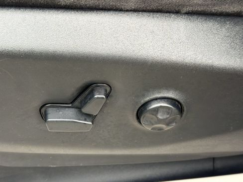 Used 2020 Chrysler Pacifica Touring FWD image 15