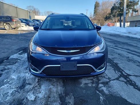 Used 2017 Chrysler Pacifica Touring-L Plus image 2