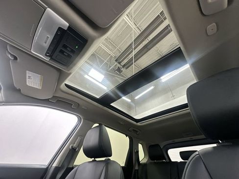 Used 2025 Nissan Rogue SL w/ SL Premium Package image 17