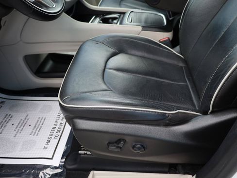 Used 2022 Chrysler Pacifica Limited FWD image 8