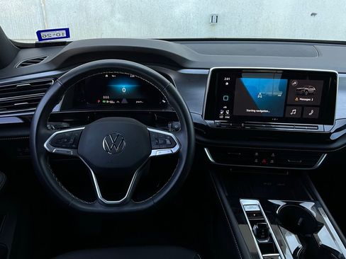 Used 2025 Volkswagen Atlas Cross Sport SE image 13