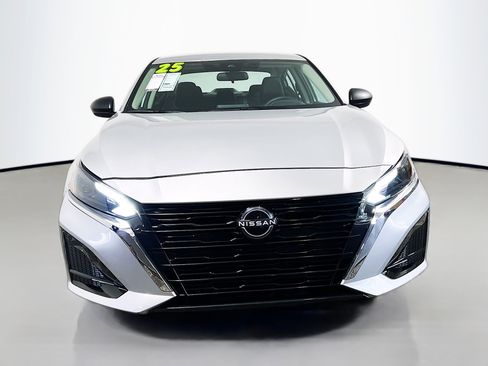 Used 2025 Nissan Altima 2.5 SV image 11