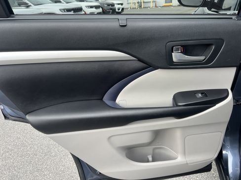 Used 2019 Toyota Highlander XLE image 30