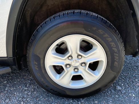 Used 2017 Jeep Grand Cherokee Laredo w/ Quick Order Package 23E image 25