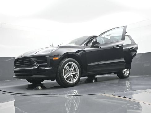Certified 2020 Porsche Macan AWD/4WD image 31
