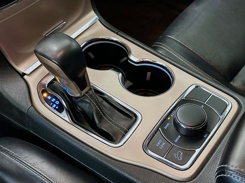 Used 2017 Jeep Grand Cherokee Limited image 25