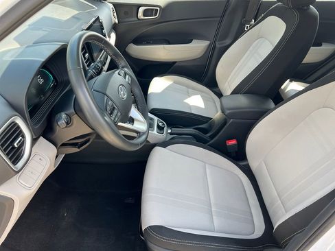 Certified 2025 Hyundai Venue SEL FWD image 17