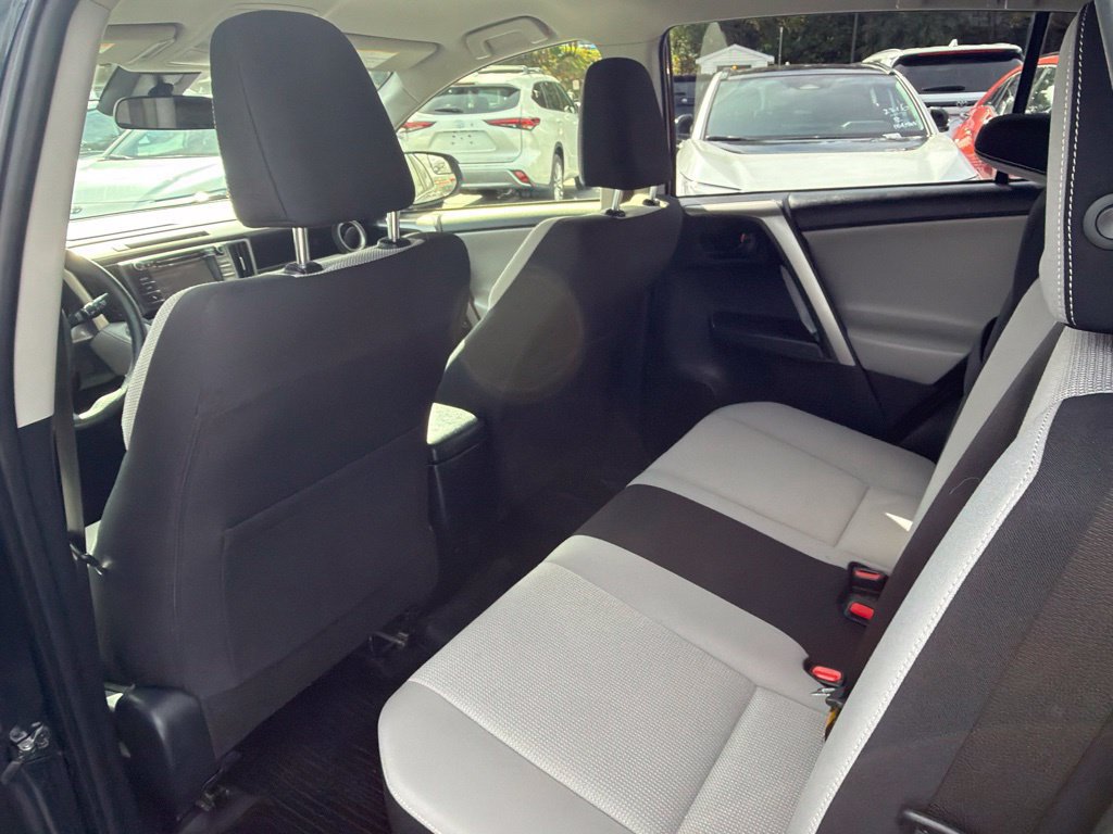 Used 2018 Toyota RAV4 LE AWD/4WD image 18