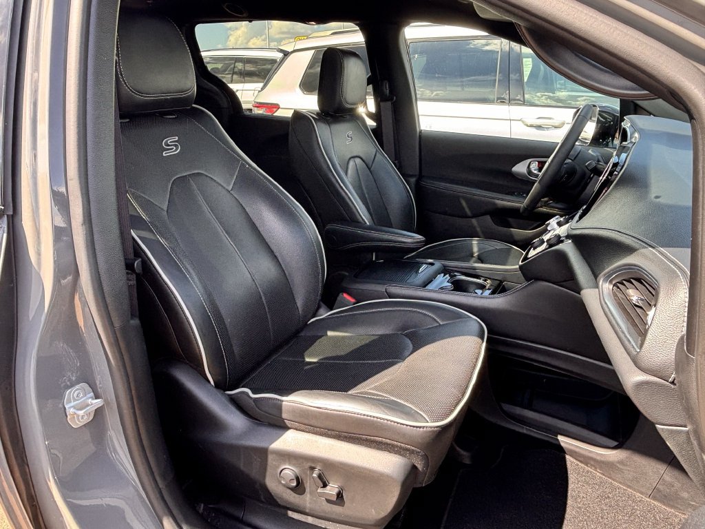Used 2025 Chrysler Pacifica Limited FWD image 28