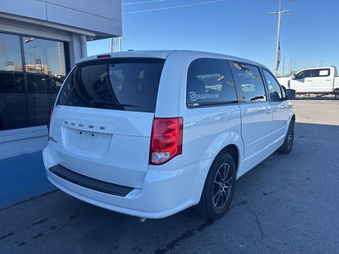 Used 2016 Dodge Grand Caravan SE image 2