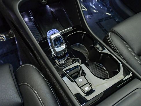 Certified 2025 Volvo XC40 B5 Ultra w/ Climate Package image 25