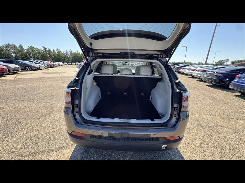 Used 2018 Jeep Compass Limited w/ Navigation Group AWD/4WD image 7
