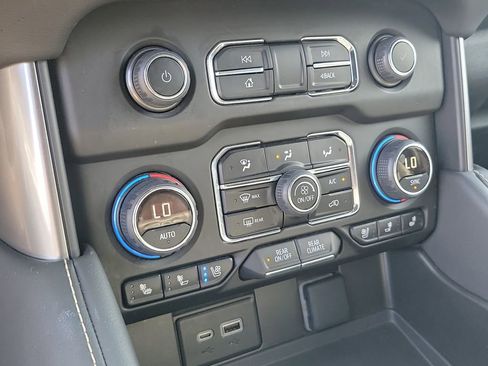 Used 2024 Chevrolet Tahoe Premier AWD/4WD image 28