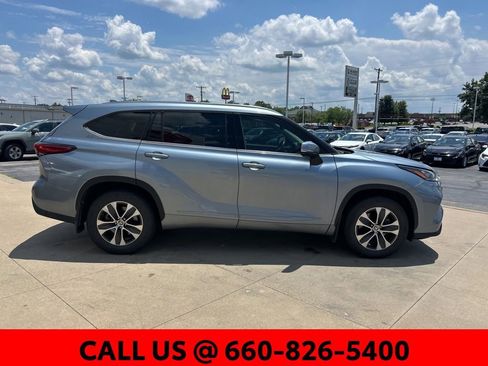 Used 2020 Toyota Highlander XLE AWD/4WD image 4
