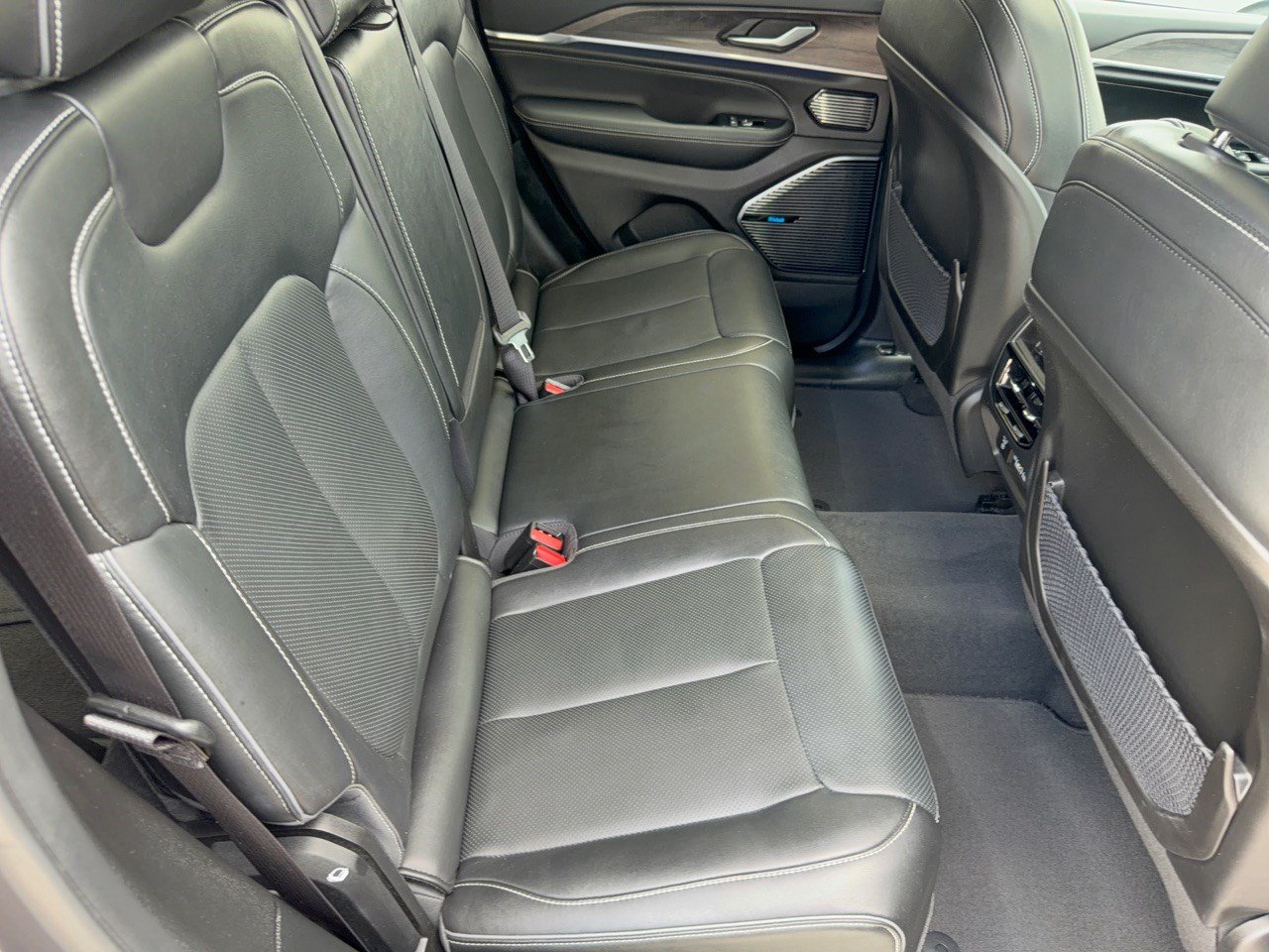 Used 2023 Jeep Grand Cherokee Overland AWD/4WD image 29