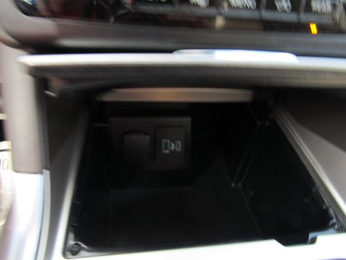 Used 2020 Ford Explorer Platinum w/ Premium Technology Package AWD/4WD image 22
