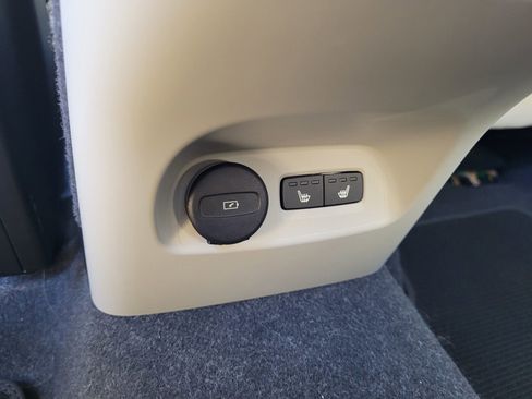 Used 2024 Volvo XC40 B5 Ultimate w/ Climate Package image 14