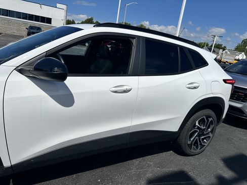 Certified 2024 Chevrolet Trax RS w/ Sunroof Package FWD image 5