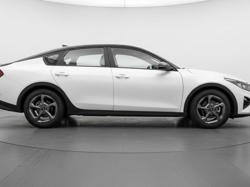 Used 2025 Kia K4 LXS image 11