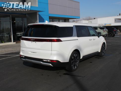 Used 2024 Kia Carnival EX image 4