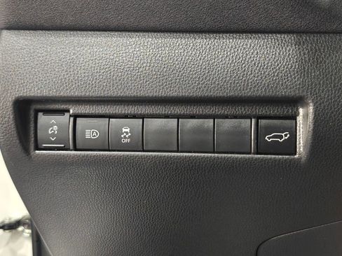 Used 2022 Toyota Venza LE image 12