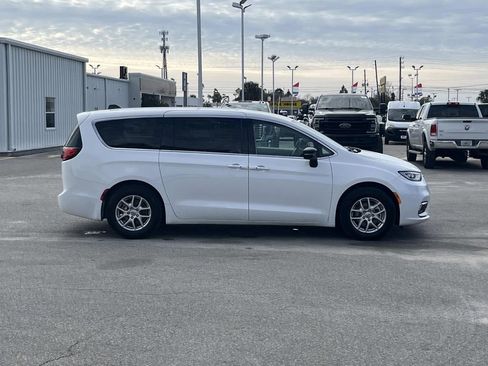 Used 2024 Chrysler Pacifica Touring-L image 6