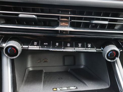 Used 2024 Chevrolet Traverse Z71 image 9