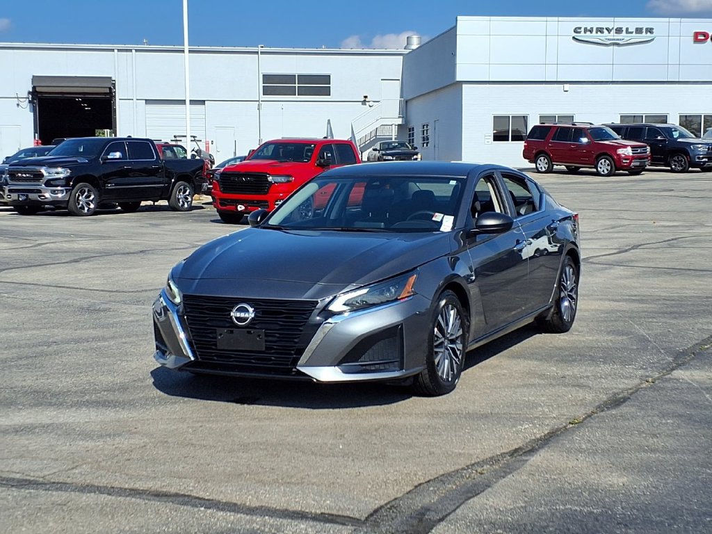Used 2025 Nissan Altima 2.5 SV FWD image 2