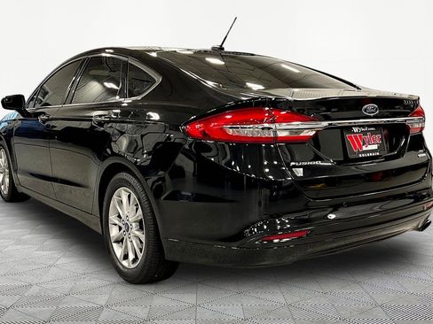 Used 2017 Ford Fusion SE w/ Fusion SE Technology Package FWD image 4