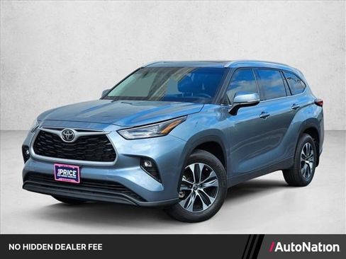 Used 2022 Toyota Highlander XLE AWD/4WD image 1