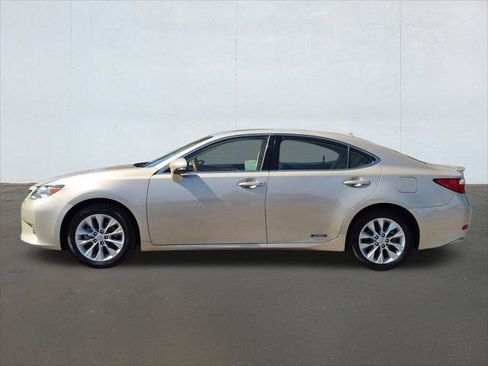 Used 2013 Lexus ES 300h w/ Luxury Pkg FWD image 2