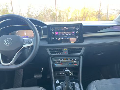 Certified 2025 Volkswagen Taos SE FWD image 28