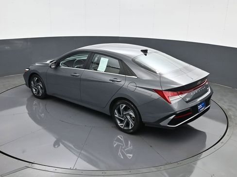 Certified 2025 Hyundai Elantra Limited w/ Cargo Package FWD image 19