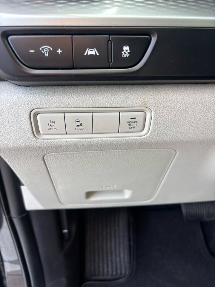 Used 2023 Kia Carnival LX FWD image 12