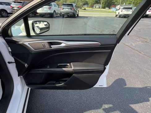 Used 2017 Ford Fusion SE w/ Fusion SE Technology Package FWD image 33