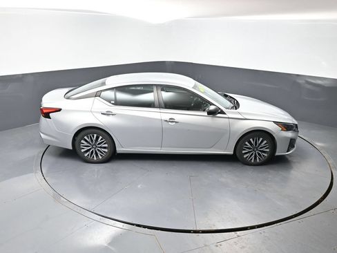 Used 2024 Nissan Altima 2.5 SV FWD image 40