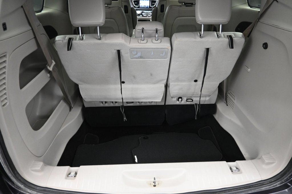 Used 2018 Chrysler Pacifica Touring-L Plus FWD image 14