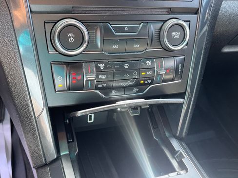 Used 2017 Ford Explorer XLT w/ Equipment Group 202A AWD/4WD image 13
