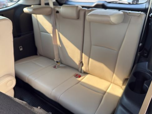 Used 2021 Toyota Highlander XLE AWD/4WD image 14