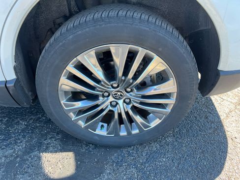 Used 2023 Toyota Venza XLE AWD/4WD image 20
