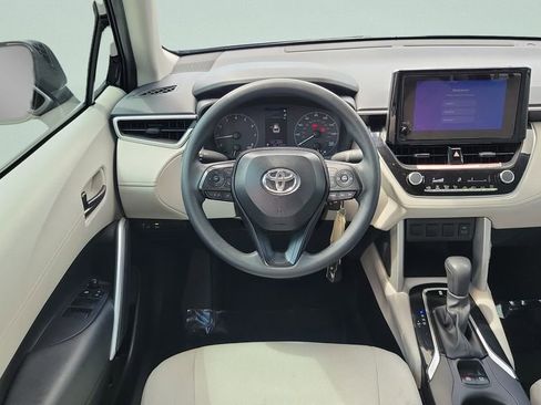 Used 2025 Toyota Corolla Cross L FWD image 11