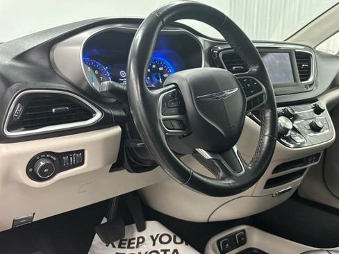 Used 2020 Chrysler Pacifica Touring-L FWD image 18
