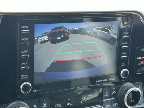 Used 2021 Toyota Highlander XLE image 6