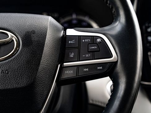 Used 2022 Toyota Highlander Limited FWD image 26
